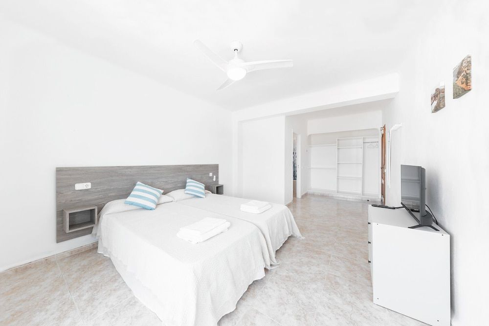 Hostal Cala Llombards Twin Room, Sea View 4