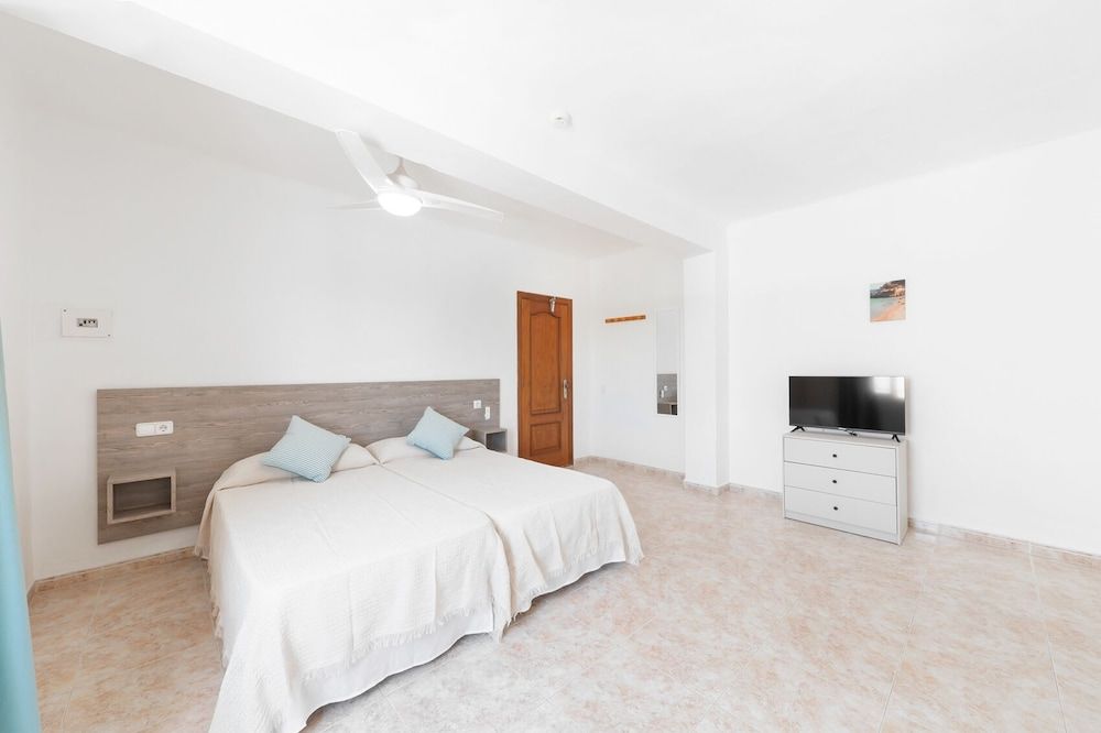 Hostal Cala Llombards Standard Twin Room 11