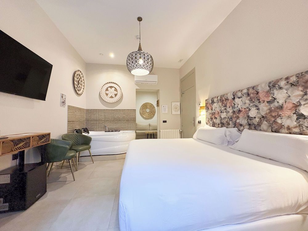 Akla Hotel Badajoz Family Room, 1 King Bed with Sofa bed, Jetted Tub 3