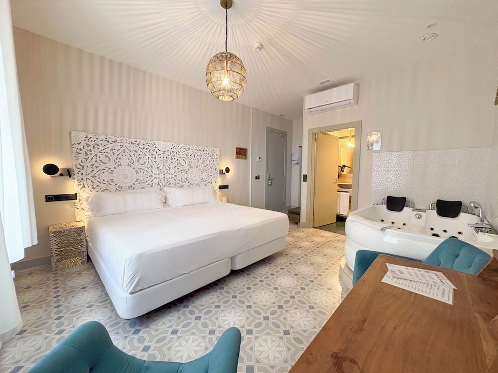 Akla Hotel Badajoz Premium Double Room, 1 King Bed, Hot Tub 2