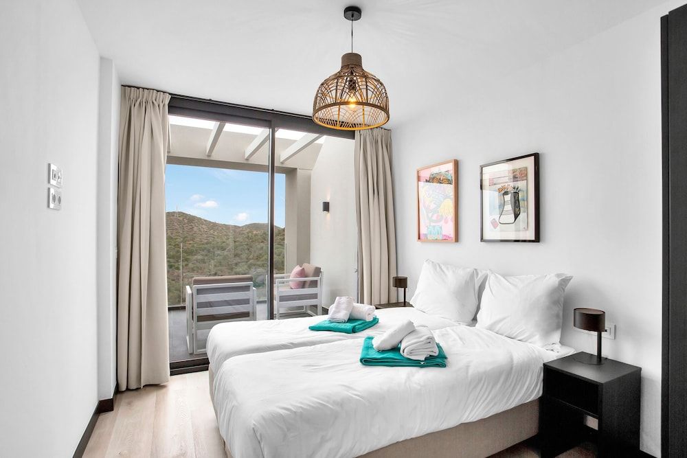 8 person apartment penthouse & Jacuzzi
