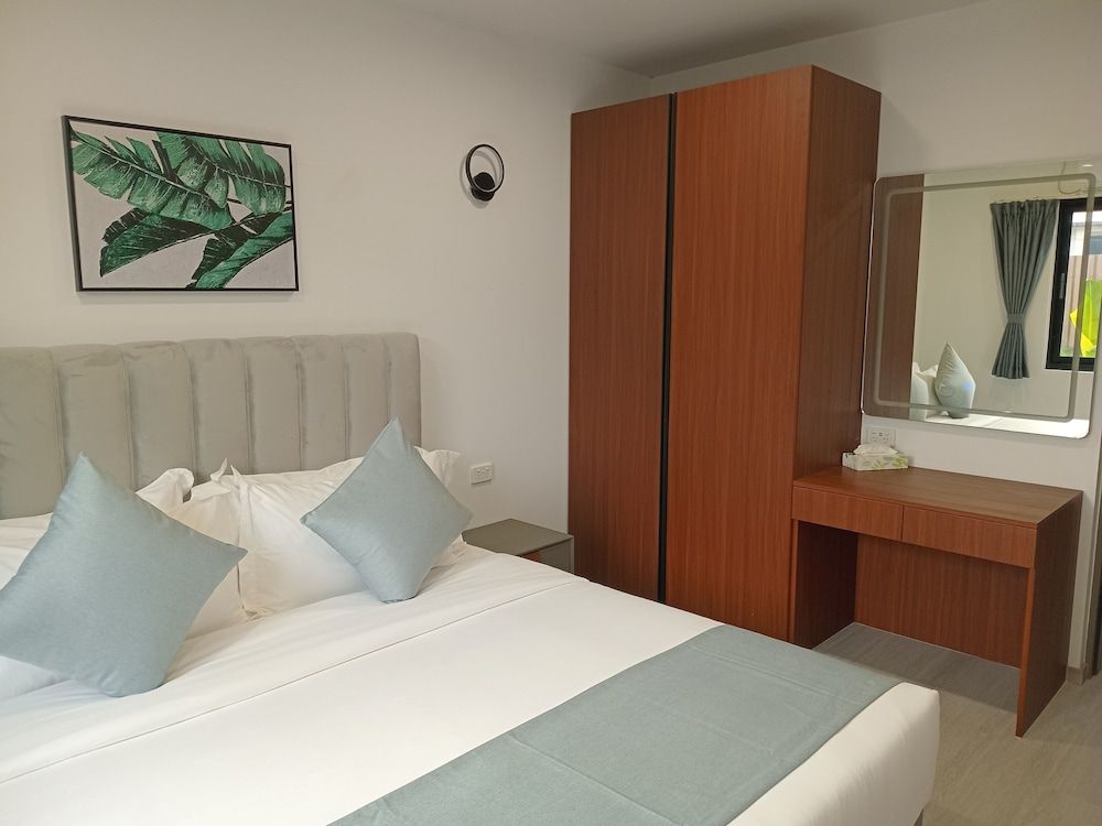 Executive Suite, 1 Bedroom, Balcony, Pool View