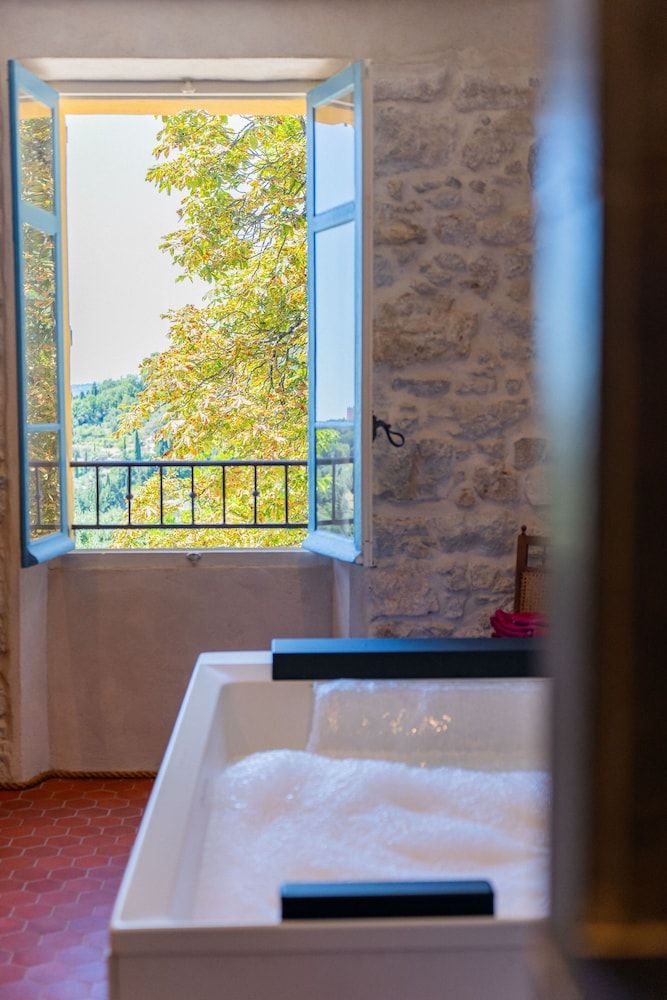 Domaine de la Cascade Parfumée Exclusive Double Room, 1 King Bed, Hot Tub 13