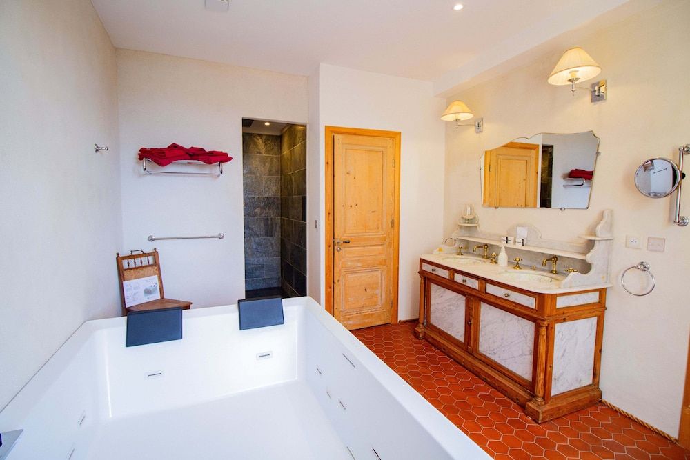 Domaine de la Cascade Parfumée Exclusive Double Room, 1 King Bed, Hot Tub 6