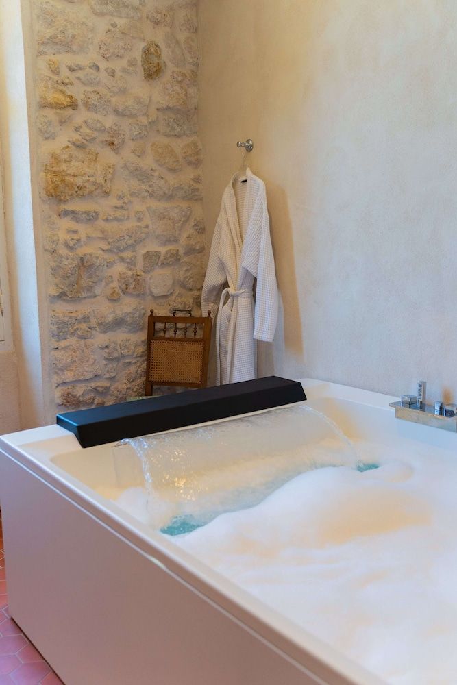 Domaine de la Cascade Parfumée Exclusive Double Room, 1 King Bed, Hot Tub 10