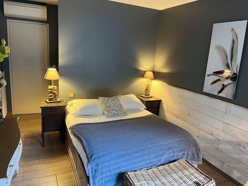Classic Double Room (Ebbou)