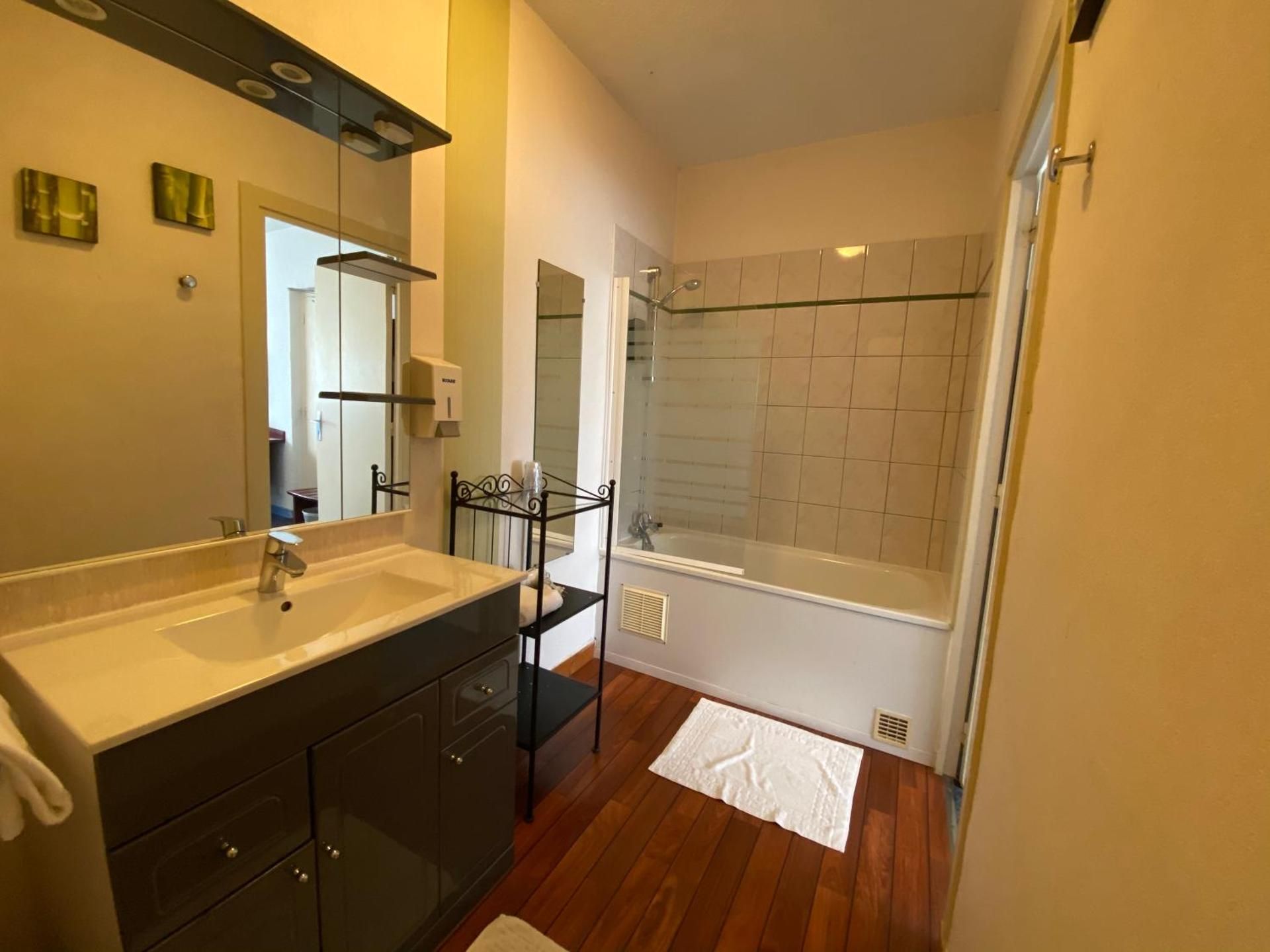 Hôtel Fontaine Morlaix Comfort Triple Room 8