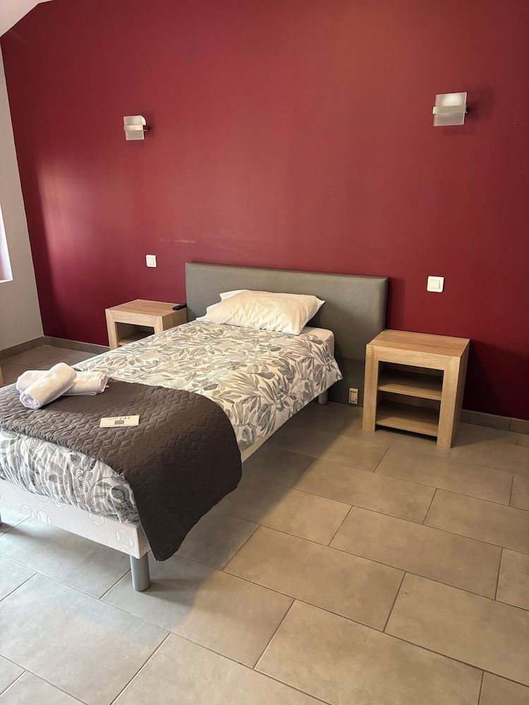 Twin bed room
