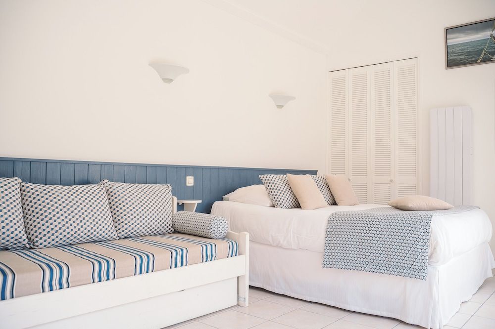 les agapanthes Family Room, Garden View