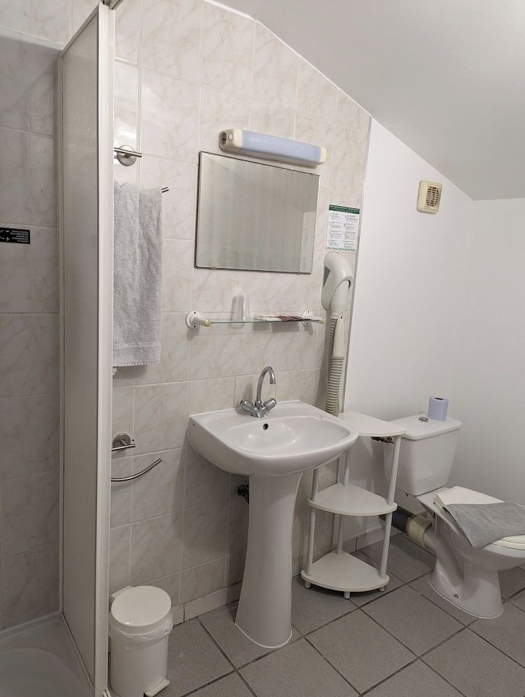 AUBERGE DES PINS Quadruple Room 6