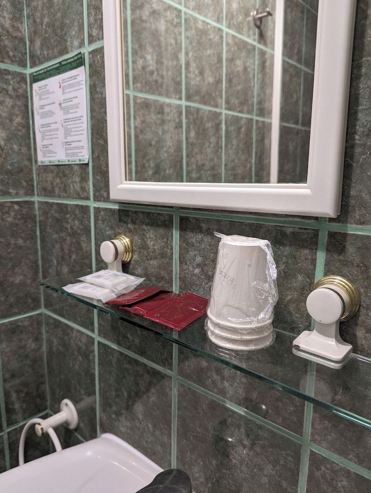 AUBERGE DES PINS Quadruple Room 4