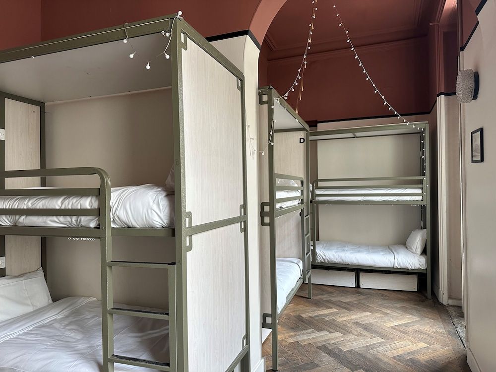 Room for 10 People - Shared Bathroom