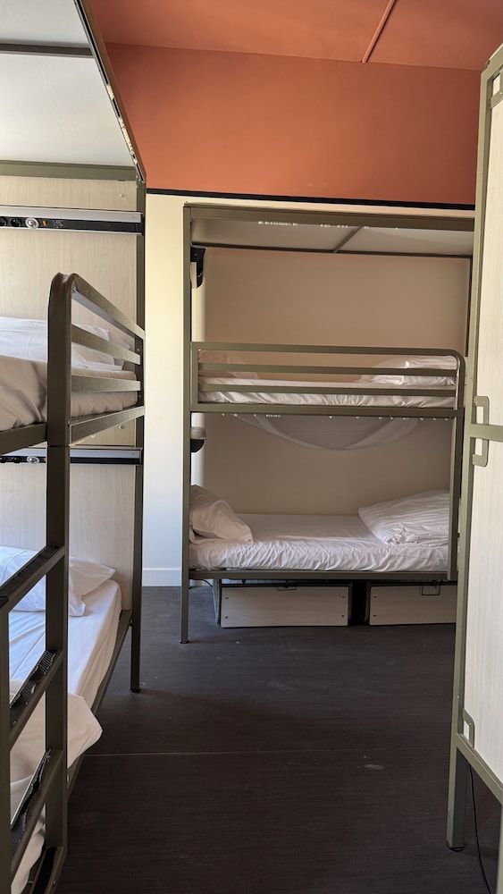Room for 10 People - Shared Bathroom