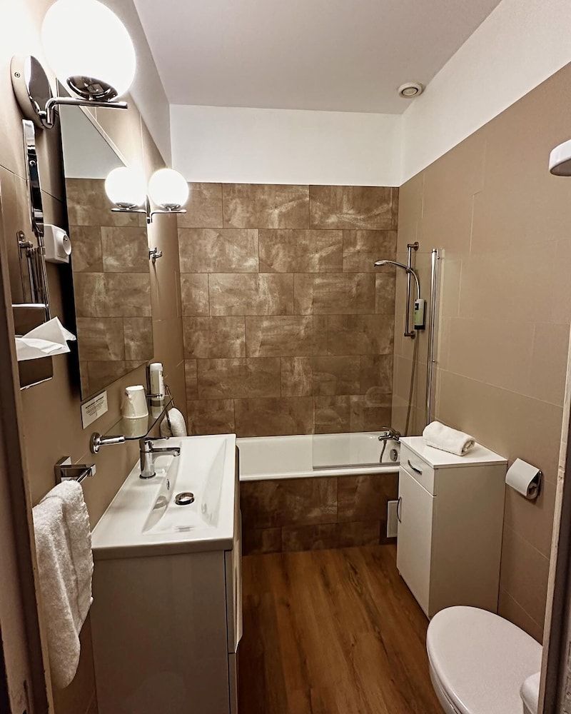 Logis Hôtel le Passiflore Deluxe Twin Room 4