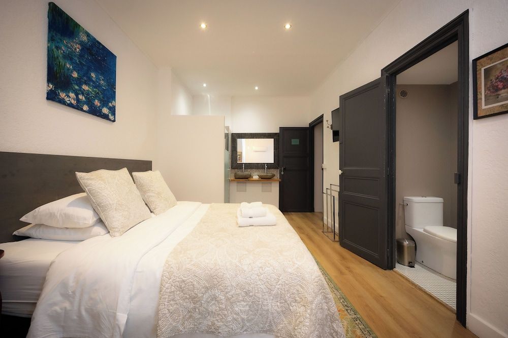 SalutBB Chambre d'hote Grand Double Room, Courtyard View