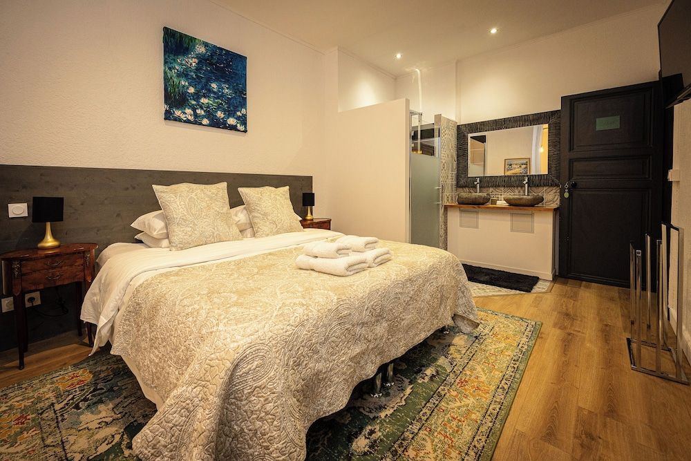 SalutBB Chambre d'hote Grand Double Room, Courtyard View 3