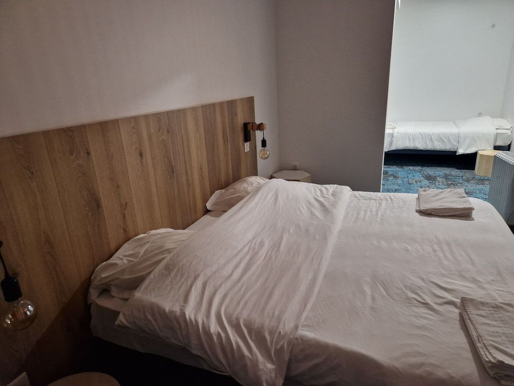 Le Phenix Hotel Limoge Classic Triple Room, Private Bathroom 3