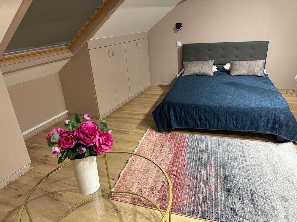 Gîtes by Hôtel Les Reflets Jaunes Family Studio Suite, City View 3