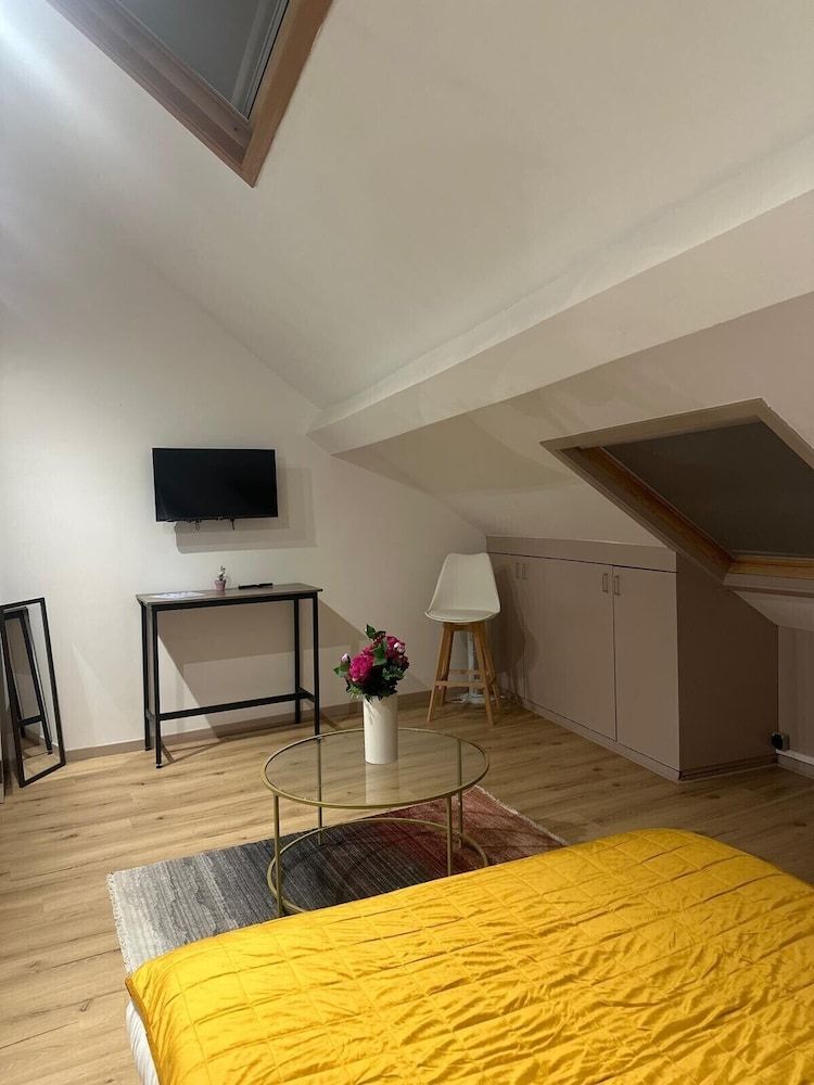 Gîtes by Hôtel Les Reflets Jaunes Deluxe Studio Suite, City View 10