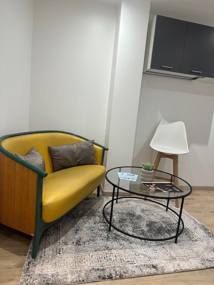 Gîtes by Hôtel Les Reflets Jaunes Family Studio Suite, City View 9