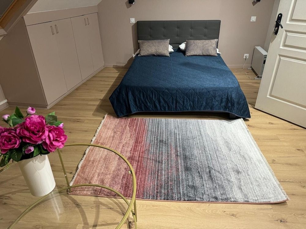 Gîtes by Hôtel Les Reflets Jaunes Family Studio Suite, City View 2