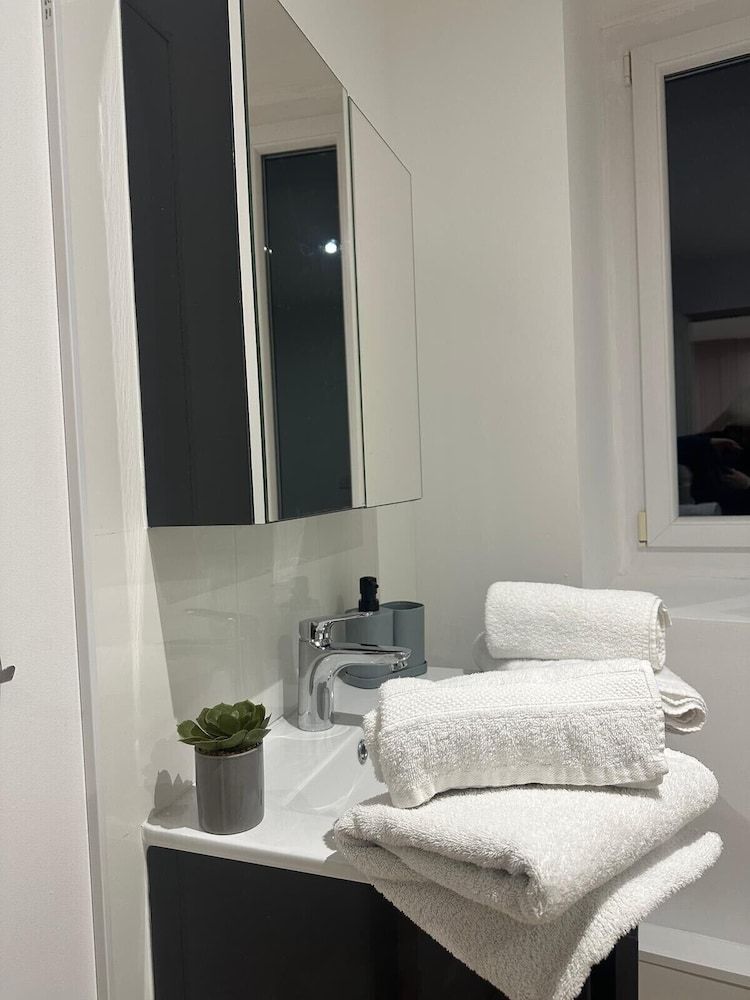 Gîtes by Hôtel Les Reflets Jaunes Deluxe Studio Suite, City View 7