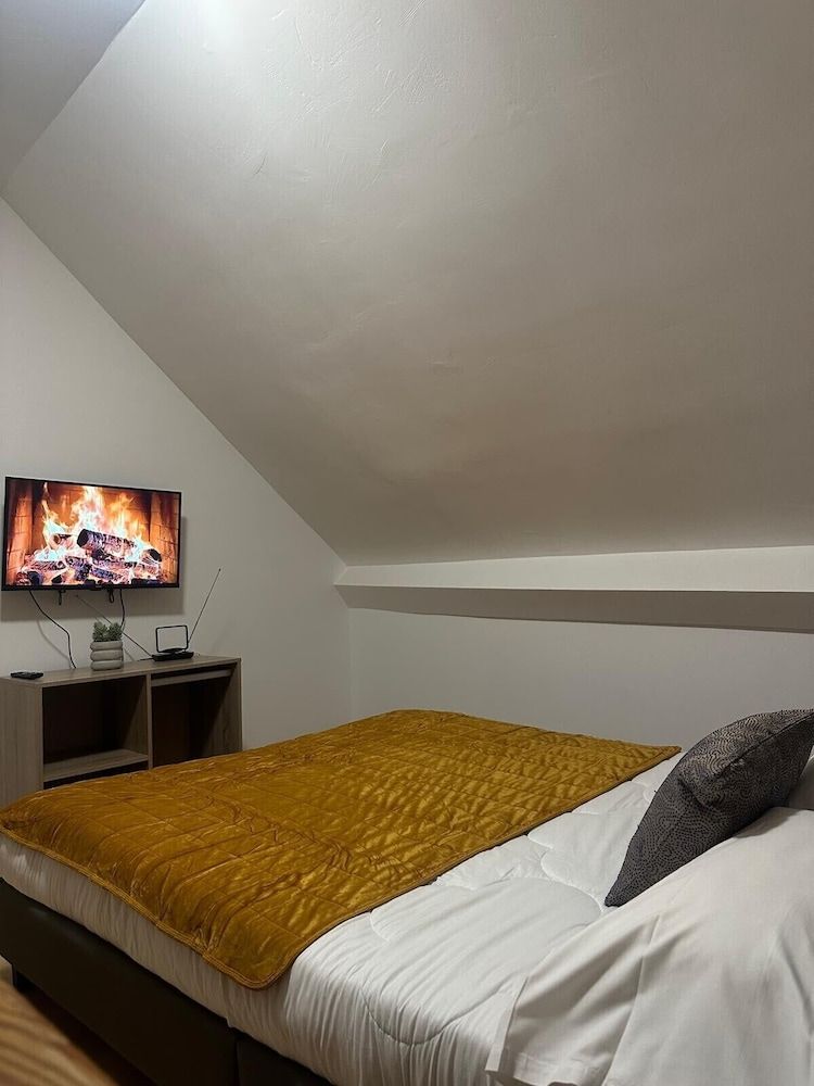 Gîtes by Hôtel Les Reflets Jaunes Family Studio Suite, City View 4