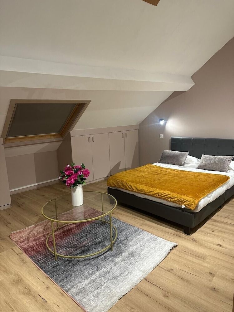 Gîtes by Hôtel Les Reflets Jaunes Deluxe Studio Suite, City View 3