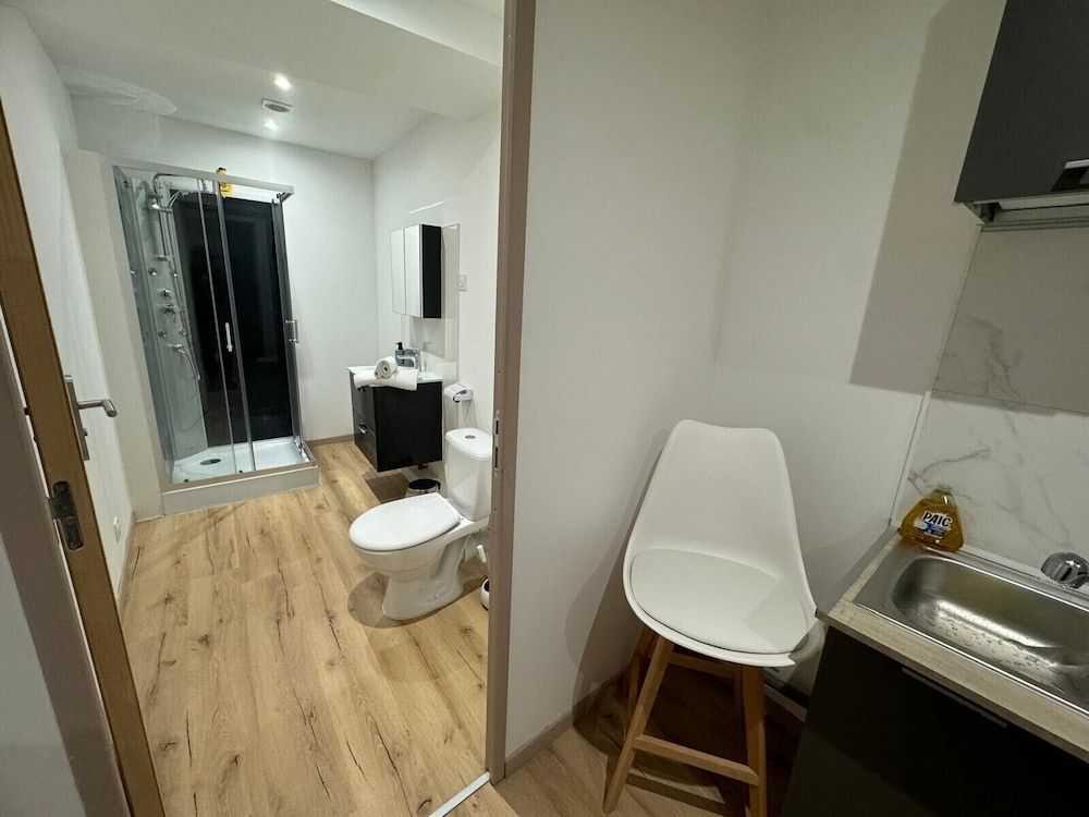 Gîtes by Hôtel Les Reflets Jaunes Deluxe Studio Suite, City View 6