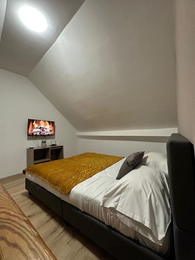 Gîtes by Hôtel Les Reflets Jaunes Family Studio Suite, City View 5