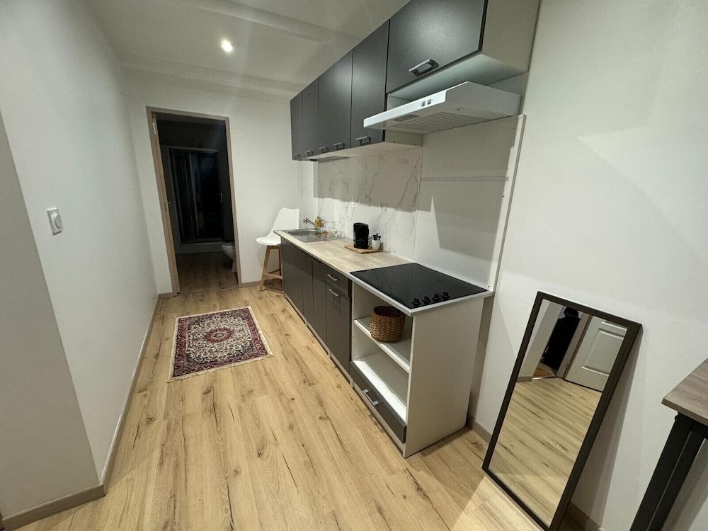 Gîtes by Hôtel Les Reflets Jaunes Family Studio Suite, City View 6