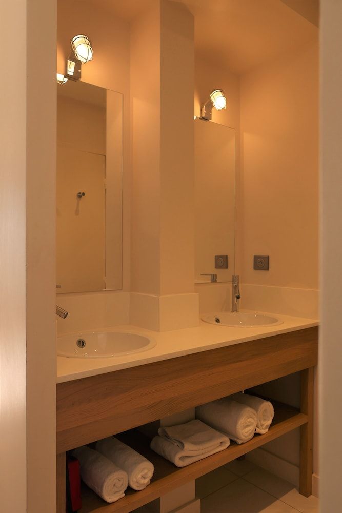 LES SUITES DU PORT by Le Saint Ferdinand Deluxe Suite, City View 3