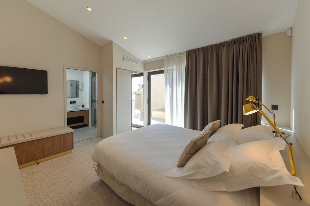 Room, Balcony