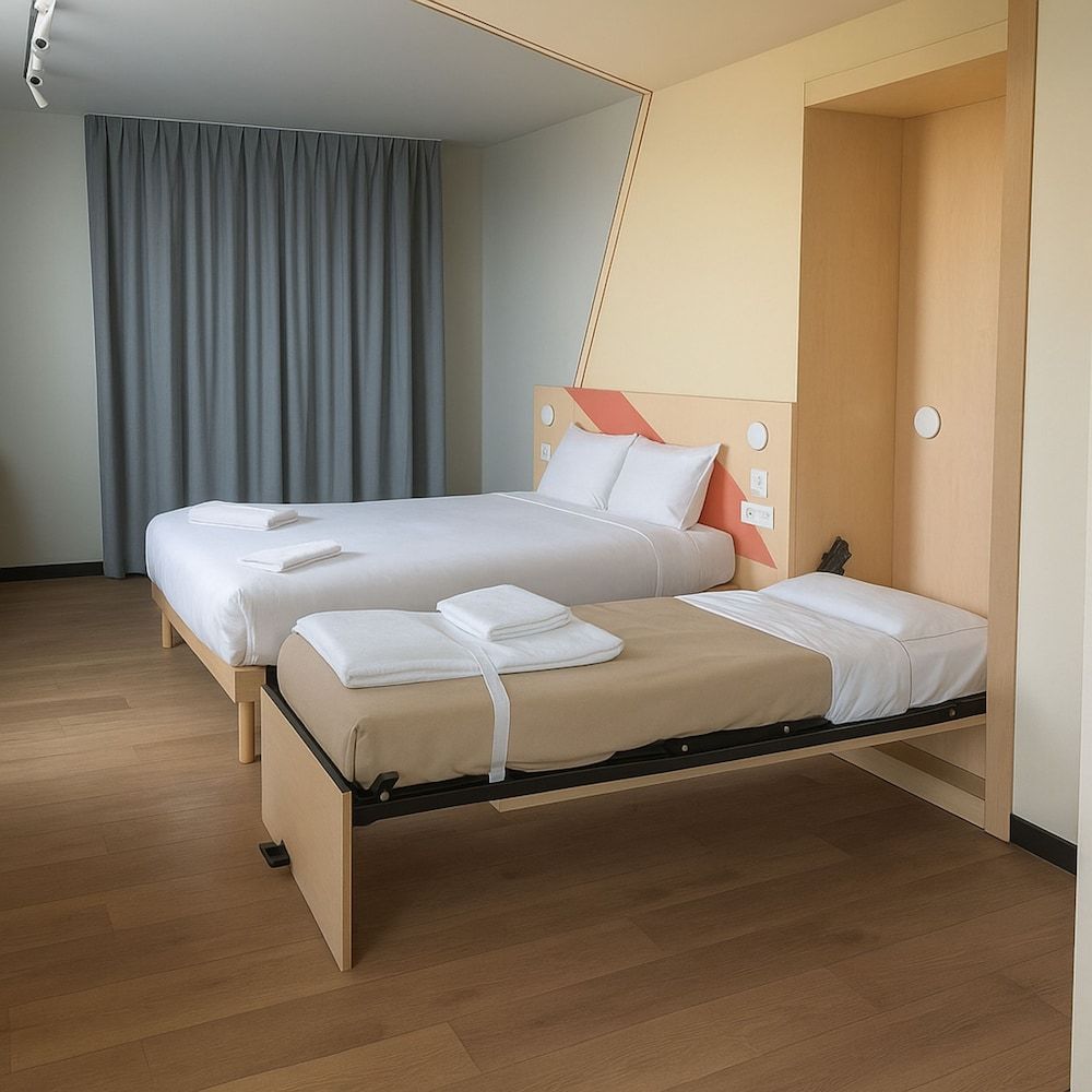 Room, Multiple Beds (Tribu)