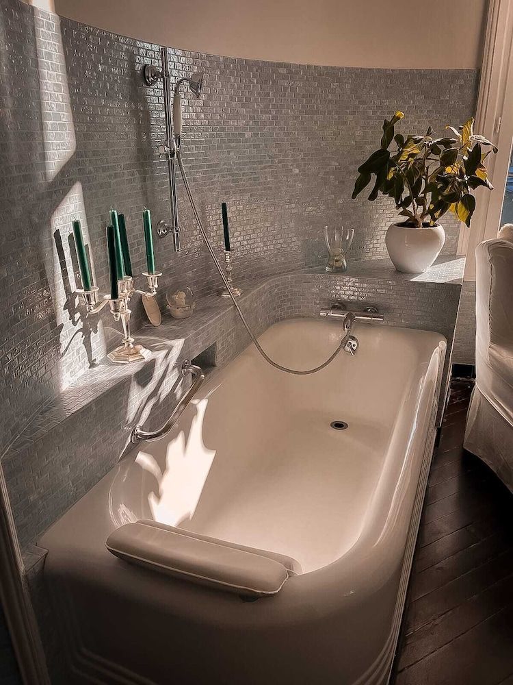 Château Maranne Deluxe Double Room, City View 3