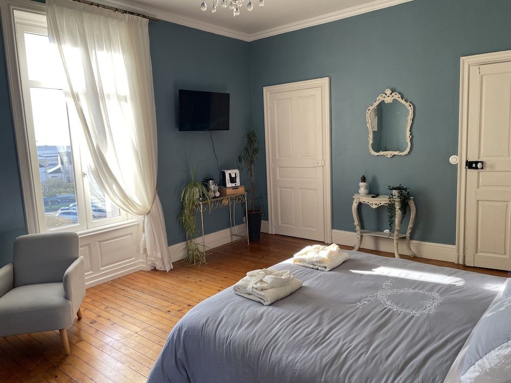 Château Maranne Romantic Double Room, Ensuite, Garden View 4