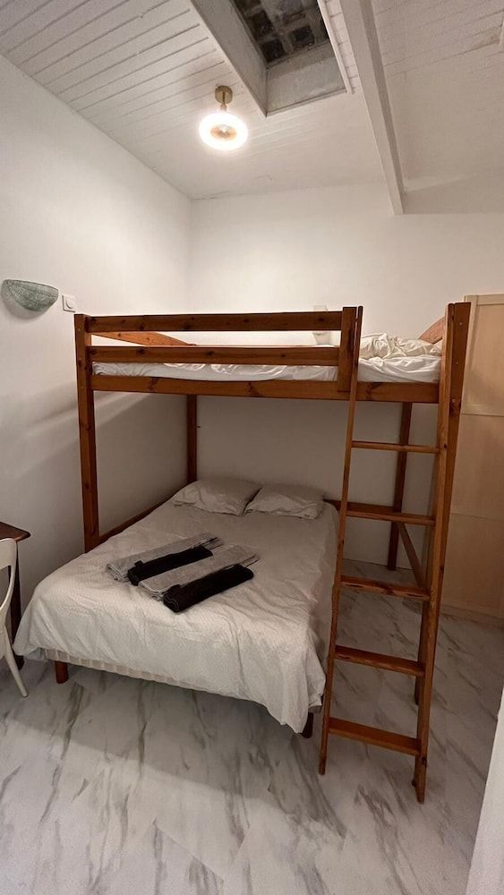 Chambre Quadruple Économique sans fenêtre (Vanille)