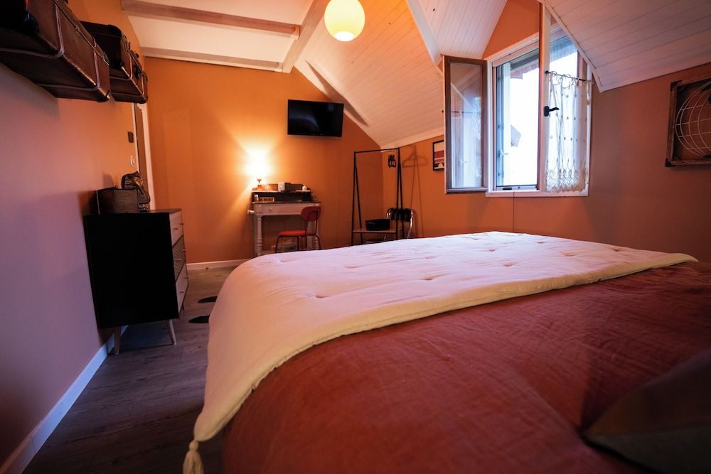 Superior Quadruple Room, 1 Queen Bed with Sofa bed, Non Smoking, Private Bathroom