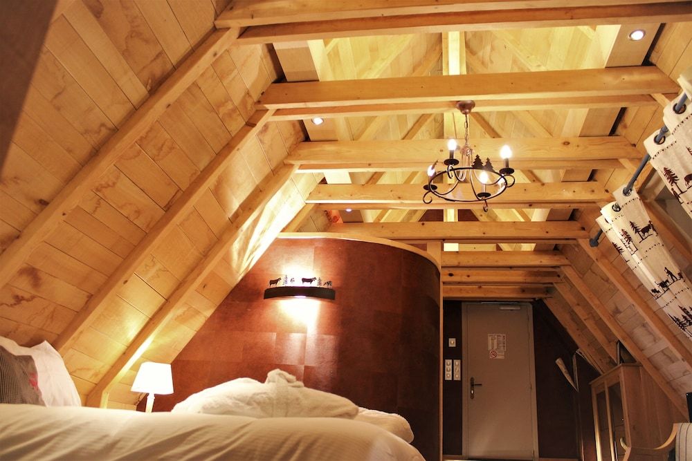 Le Baillage Deluxe Quadruple Room 5