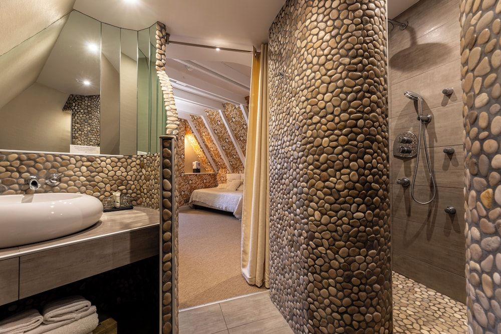 Le Baillage Deluxe Triple Room 6