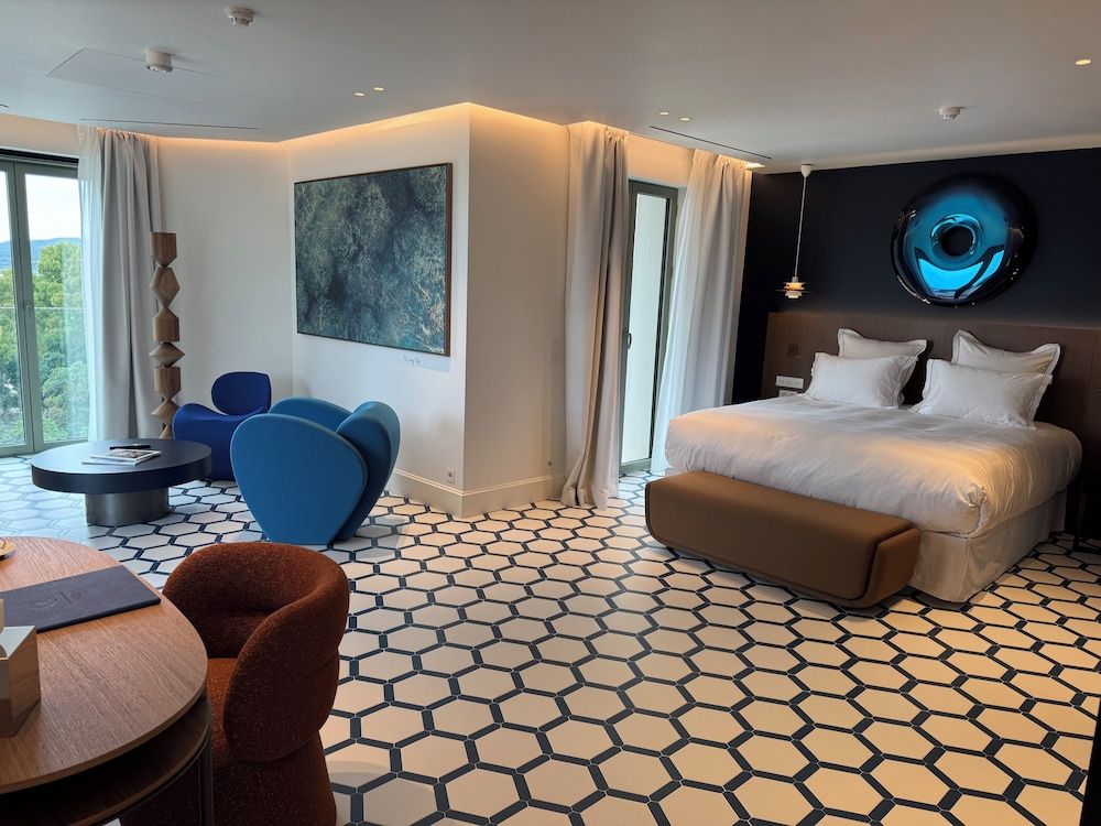 HOTEL LE CHATEAU ROSE Deluxe Suite, Sea View 2