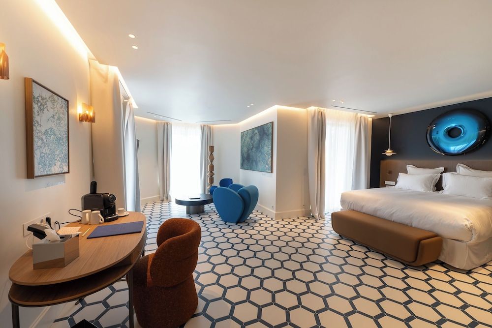 HOTEL LE CHATEAU ROSE Deluxe Suite, Sea View