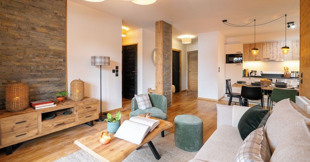 One-Bedroom Apartment + Cabin (6 People) with Balcony