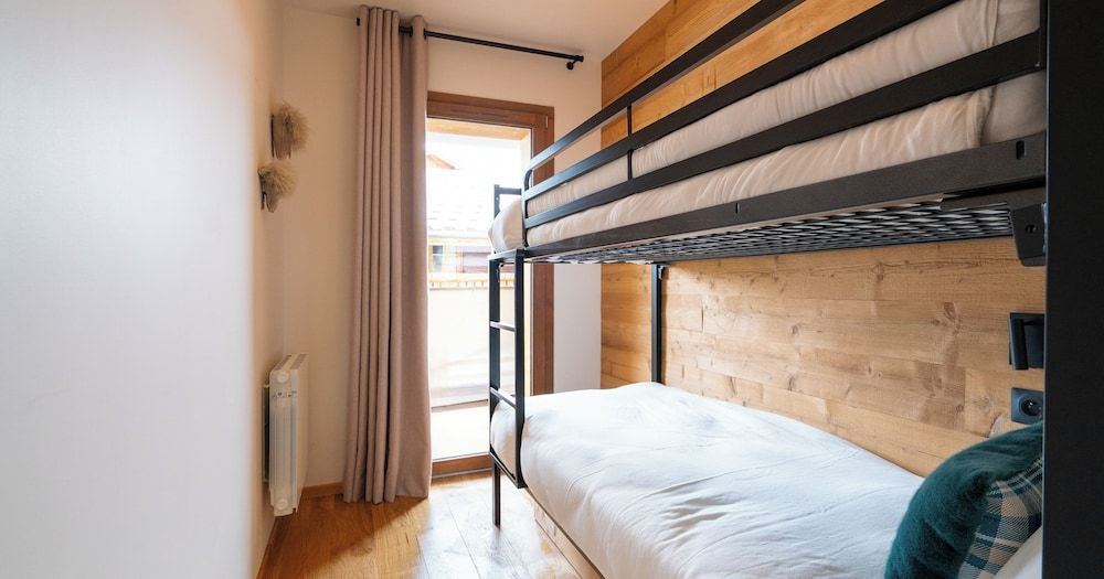Three-Bedroom Apartment + Cabin (10 People) with Balcony