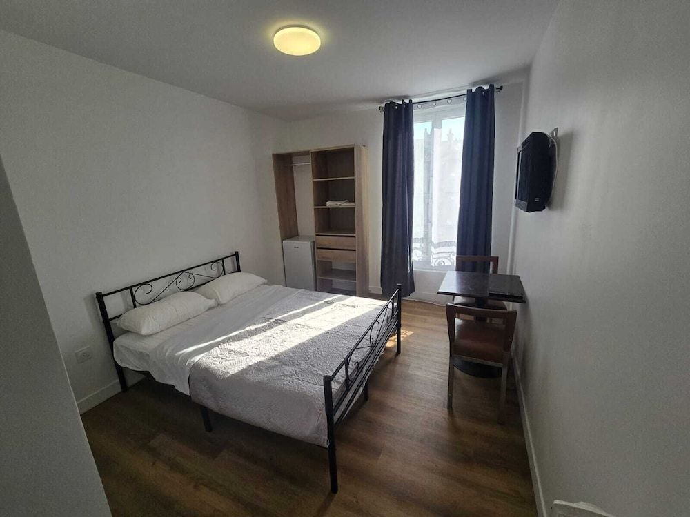 Hotel de l'Europe Pantin Standard Double Room, City View 10