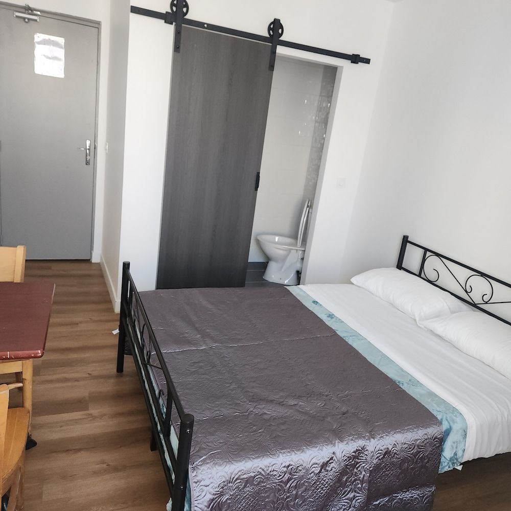 Hotel de l'Europe Pantin Standard Double Room, City View 15