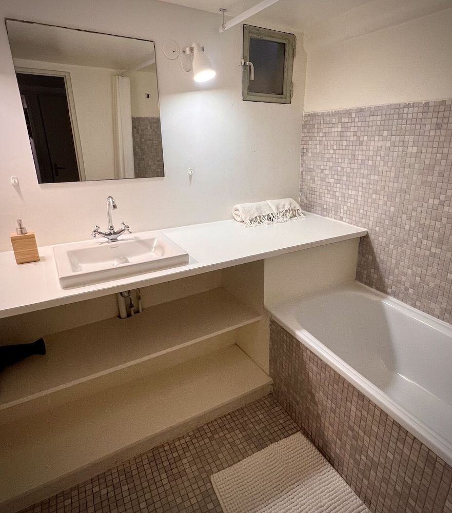 Comfort Apartment, Ensuite, Courtyard View