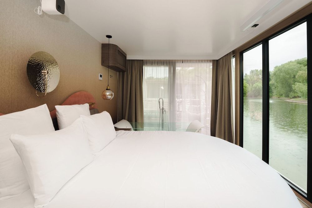 Panoramic Suite, River View