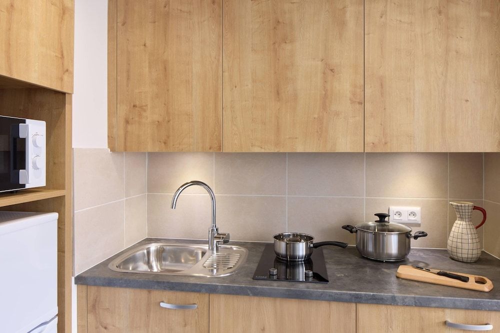 Quality Suites Cholet Room, 1 Queen Bed, Non Smoking 5