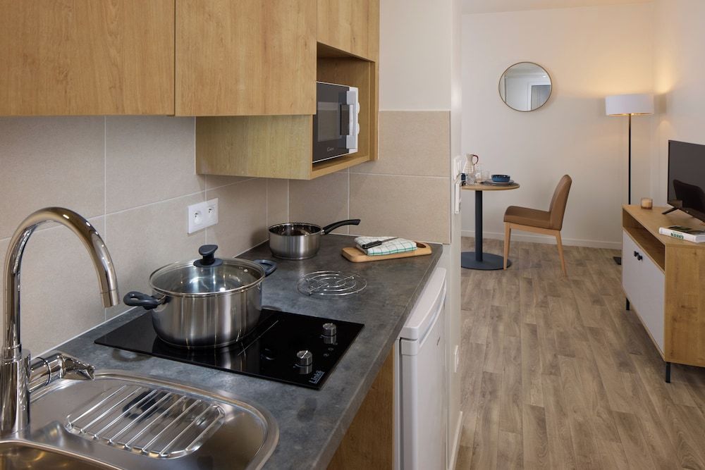 Quality Suites Cholet Room, 1 Queen Bed, Non Smoking 8